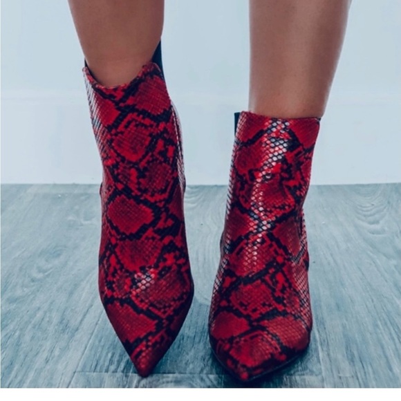 QUPID Red Hot Snakeskin Chunky 2.5” Heel Ankle Boots Size 8.5 Fireside Footwear - Picture 15 of 16